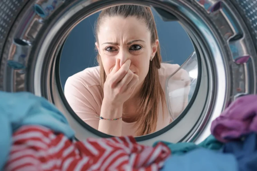 Hoe ontstaat een stinkende wasmachine of muffe was?